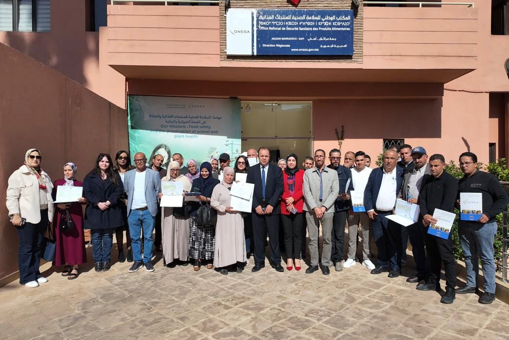 بالصور : المكتب الوطني للسلامة الصحية ONSSA يعزز تنافسية التعاونيات الفلاحية بمراكش عبر تسليم التراخيص الصحية 1 IMG 20260415 WA0162